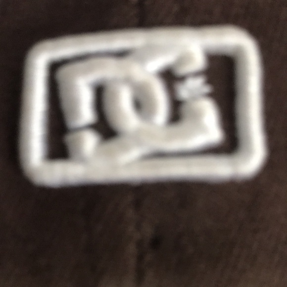 brown DC hat The size is S-M With a bent brim - Picture 2 of 3